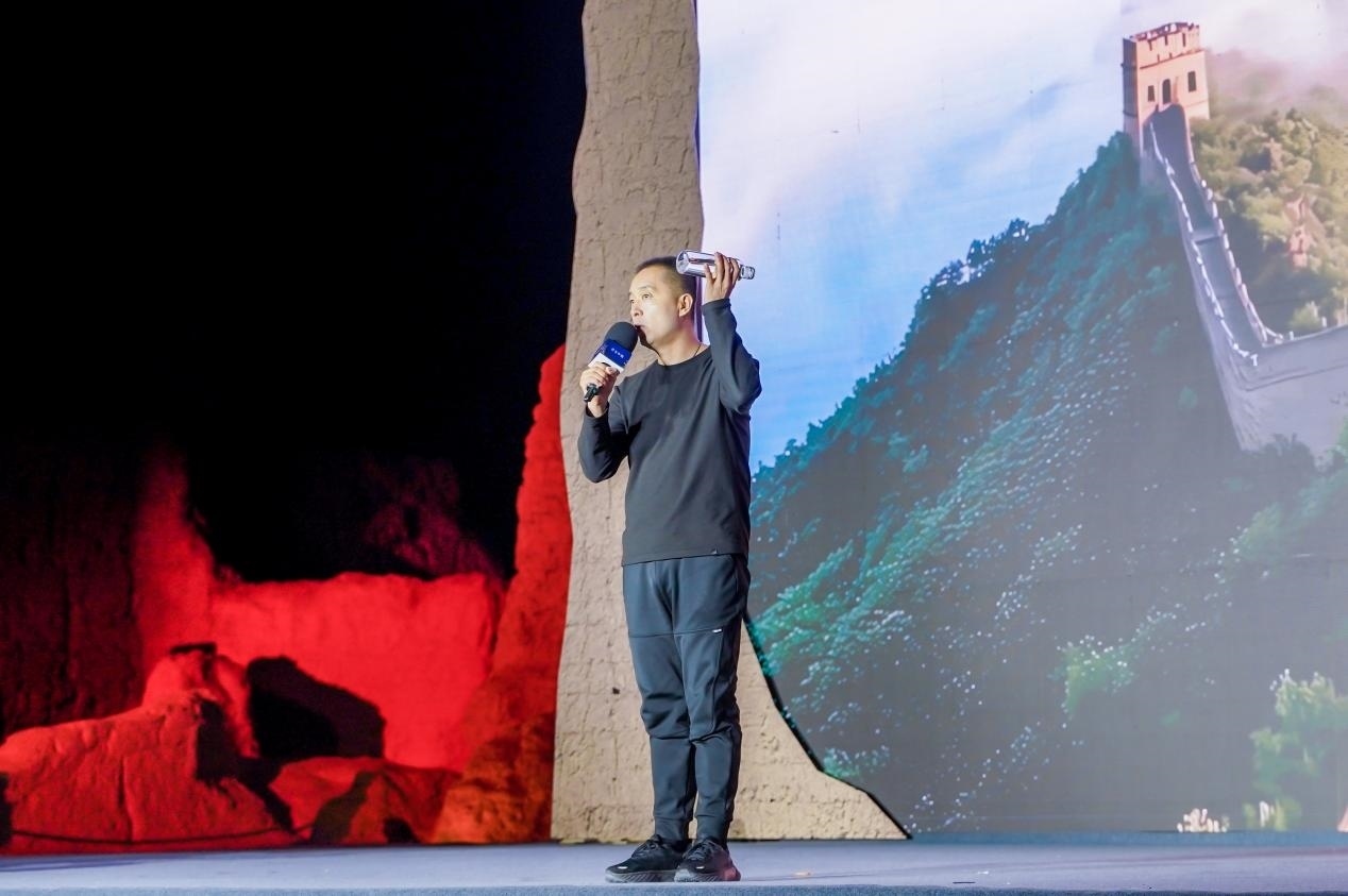 李剛在“何以中國·五星出東方”網(wǎng)絡(luò)主題宣傳活動現(xiàn)場演講。人民視頻供圖