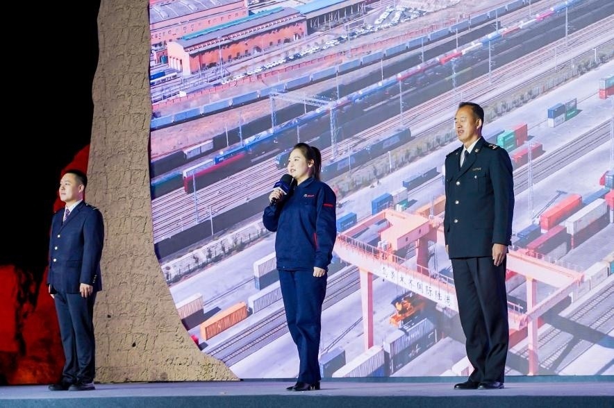 早吾扎?哈力賽（左二）在“何以中國·五星出東方”網(wǎng)絡(luò)主題宣傳活動現(xiàn)場演講。人民視頻供圖