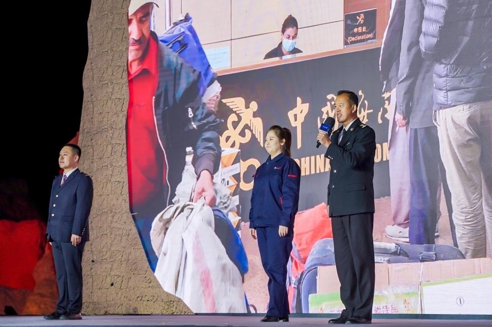 張曉波（右一）在“何以中國·五星出東方”網(wǎng)絡(luò)主題宣傳活動現(xiàn)場演講。人民視頻供圖