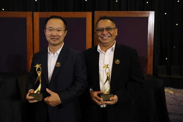 趙志剛與多迪獲獎后合影。國能印尼爪哇發(fā)電公司供圖