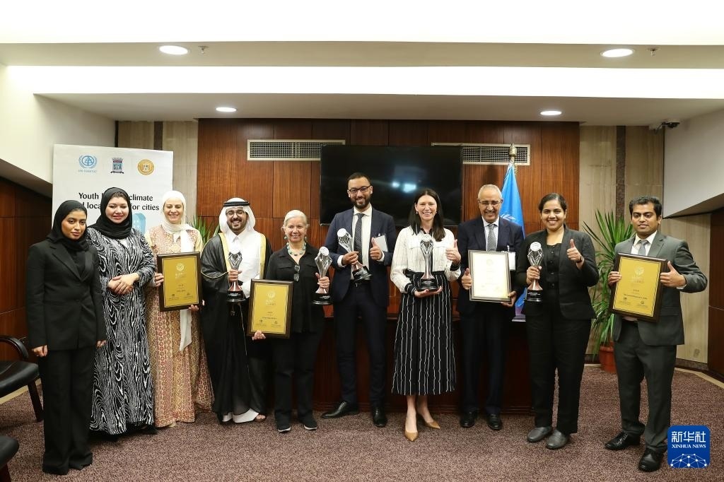 10月31日，在埃及亞歷山大，獲得第二屆全球可持續(xù)發(fā)展城市獎(jiǎng)（上海獎(jiǎng)）的城市代表合影。新華社記者 王東震 攝