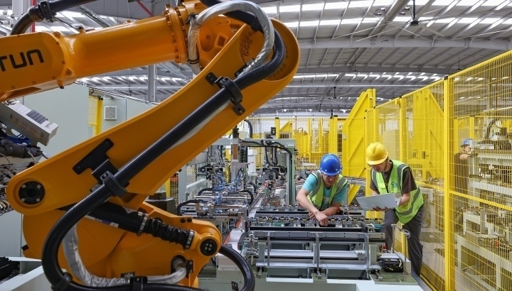 江蘇昆山，智能生產(chǎn)線上人機(jī)協(xié)同作業(yè)