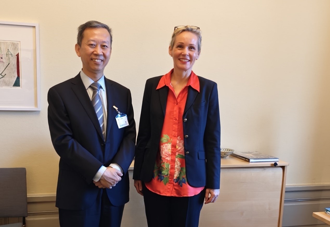 中國(guó)駐瑞典大使崔愛(ài)民會(huì)見(jiàn)瑞典外交部外貿(mào)總司長(zhǎng)米蘭德。中國(guó)駐瑞典大使館供圖