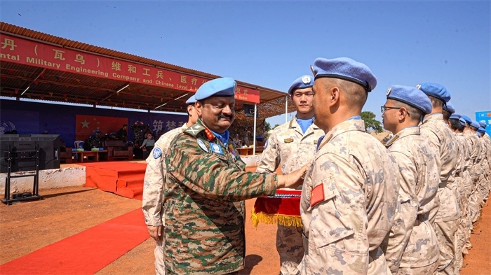 聯(lián)南蘇團(tuán)部隊司令莫漢中將為維和官兵授勛。秦貴君攝