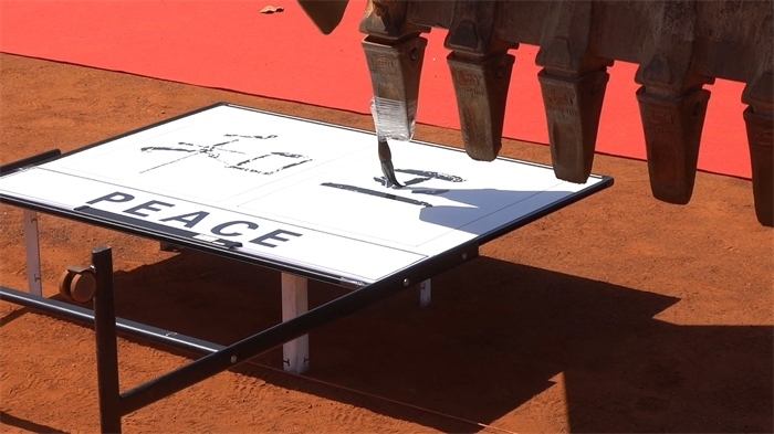 工程機(jī)械表演寫書法。王皓宇攝