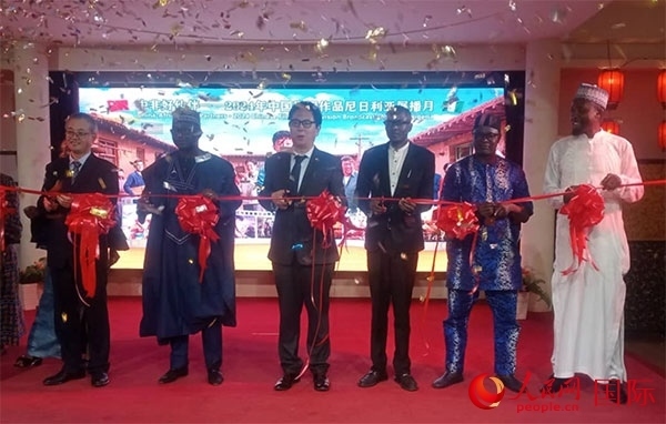 嘉賓們?yōu)橛耙曊共ピ禄顒蛹舨?。人民網(wǎng)記者 姜宣攝