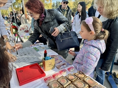 活動現(xiàn)場外賓體驗中國書法。 中國駐保加利亞大使館供圖。