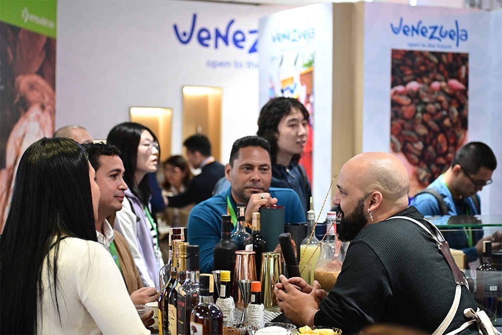 2023年11月9日，上海，觀眾在進(jìn)博會(huì)委內(nèi)瑞拉館參觀、交流、洽談。