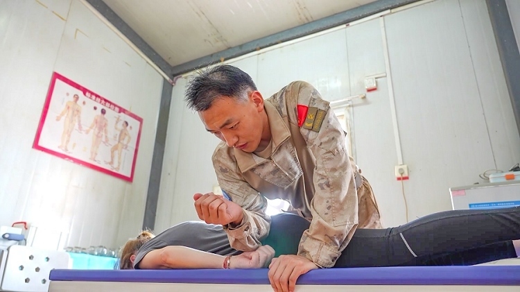 體驗(yàn)中醫(yī)推拿。王軍杰攝