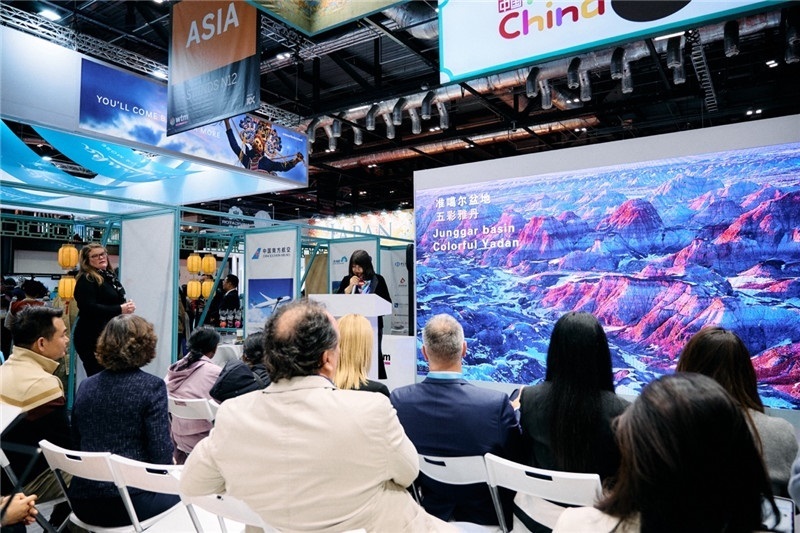  “中國(guó)館”新疆旅游推介會(huì)現(xiàn)場(chǎng)介紹。楊浩鵬攝