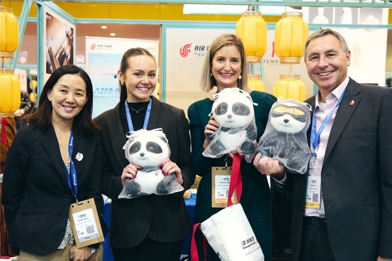 “中國(guó)館”展區(qū)現(xiàn)場(chǎng)洽談。 楊浩鵬攝