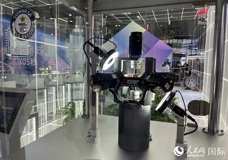 三菱電機(jī)開(kāi)發(fā)的魔方機(jī)器人是吉尼斯世界紀(jì)錄保持者。人民網(wǎng)記者 陳思攝