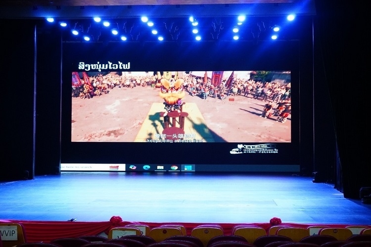 “露天電影院——中老優(yōu)秀電影巡映”首映式上放映老撾語配譯的中國動畫電影《雄獅少年》。主辦方供圖