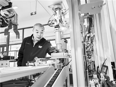 郭海青在檢查車床加工設備。 受訪者供圖