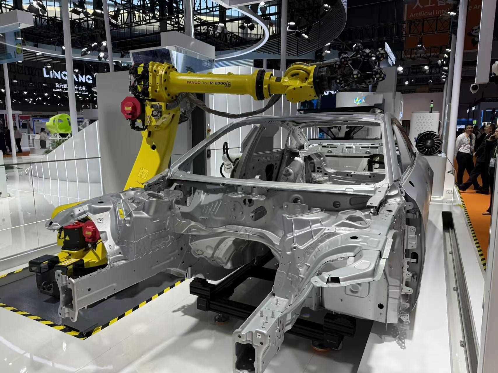 在汽車制造展區(qū)，高精度智能檢測裝備正在模擬檢測汽車車身。人民網(wǎng)記者 王仁宏攝