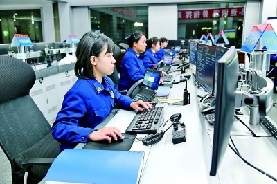  廣東省廣州市消防救援支隊指揮中心的接警調(diào)度員24小時待命。圖片由國家消防救援局提供