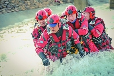  山東省日照市消防救援支隊消防員正在進行多人淺灘涉水橫渡訓(xùn)練。圖片由國家消防救援局提供