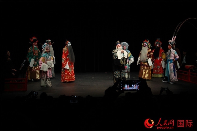 演員向觀眾謝幕。人民網(wǎng)記者 尚凱元攝