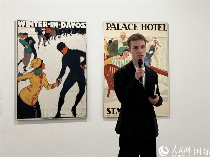 11月8日，“瑞士經(jīng)典設(shè)計(jì)展”策展人言照壁向與會(huì)嘉賓導(dǎo)覽。（人民網(wǎng) 謝瑩攝）