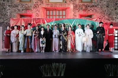 墨西哥華人婦女聯(lián)合總會木蘭藝術(shù)團(tuán)的中國古代服裝表演。主辦方供圖