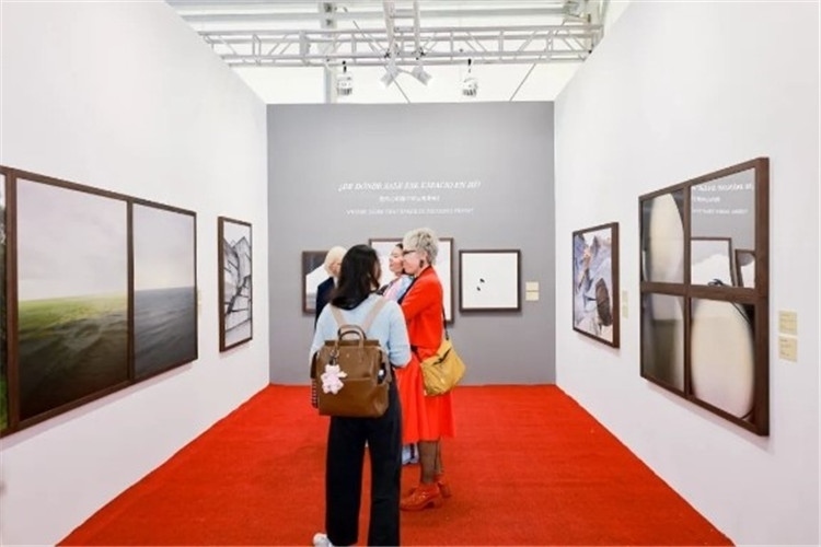 “我內(nèi)心的那個(gè)空從哪里來(lái)？從波濤、云朵和勇氣”西岸藝博會(huì)展覽現(xiàn)場(chǎng) 圖片由主辦方提供