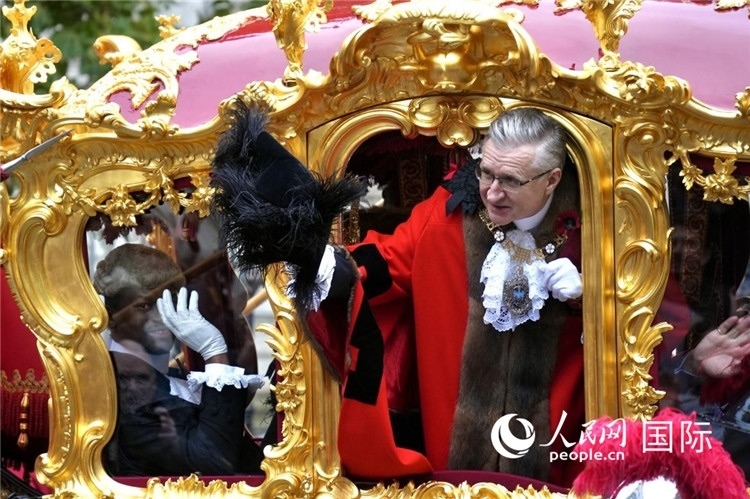 新任金融城市長(zhǎng)阿拉斯泰爾·金向人群致意。吳若鳴攝