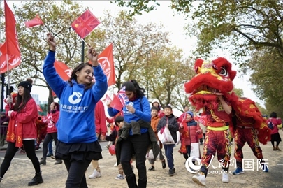 英國(guó)中國(guó)商會(huì)游行隊(duì)伍 吳若鳴攝