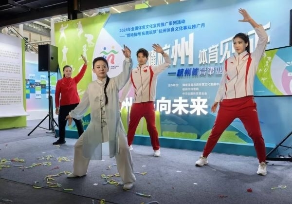 三位奧運冠軍進行陳式太極拳表演。 人民網(wǎng)記者 楊磊攝