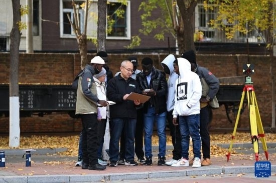 在天津鐵道職業(yè)技術(shù)學(xué)院，老師指導(dǎo)幾內(nèi)亞學(xué)員使用測距儀器（11月11日攝）。新華社記者 李然 攝