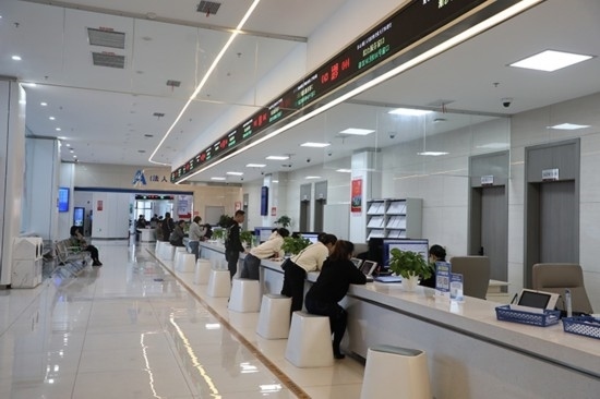 觀山湖區(qū)政務(wù)大廳窗口辦事忙。