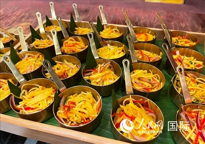 馬來(lái)西亞美食節(jié)現(xiàn)場(chǎng)準(zhǔn)備的美食。人民網(wǎng) 王婧攝