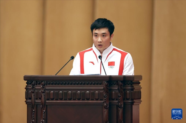 11月15日，跳水運(yùn)動(dòng)員曹緣在報(bào)告會(huì)上發(fā)言。新華社記者 李明 攝