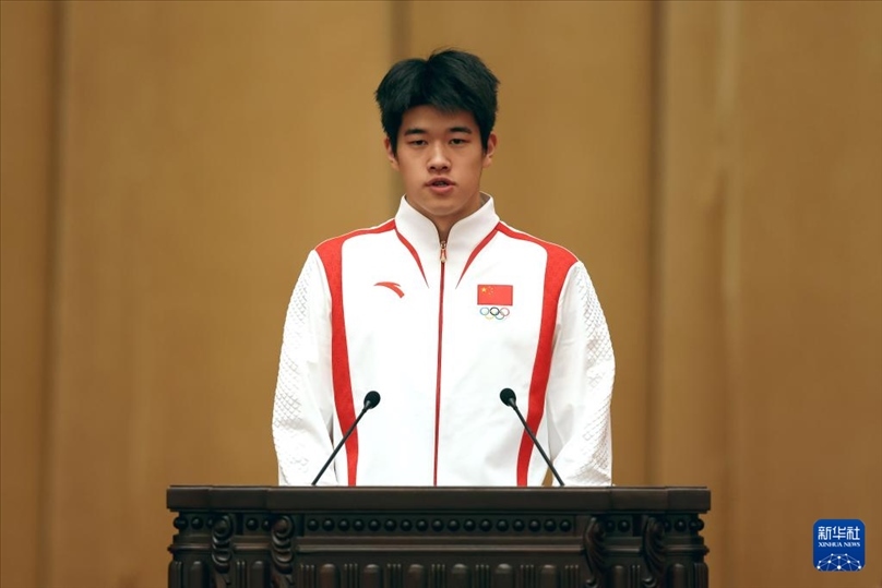 11月15日，游泳運(yùn)動(dòng)員潘展樂(lè)在報(bào)告會(huì)上發(fā)言。新華社記者 李明 攝