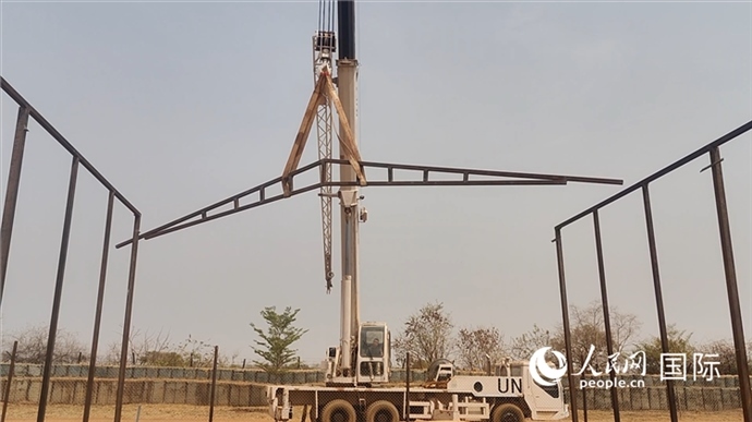 ▲吊裝洗車(chē)棚鋼架構(gòu)（秦貴君攝）