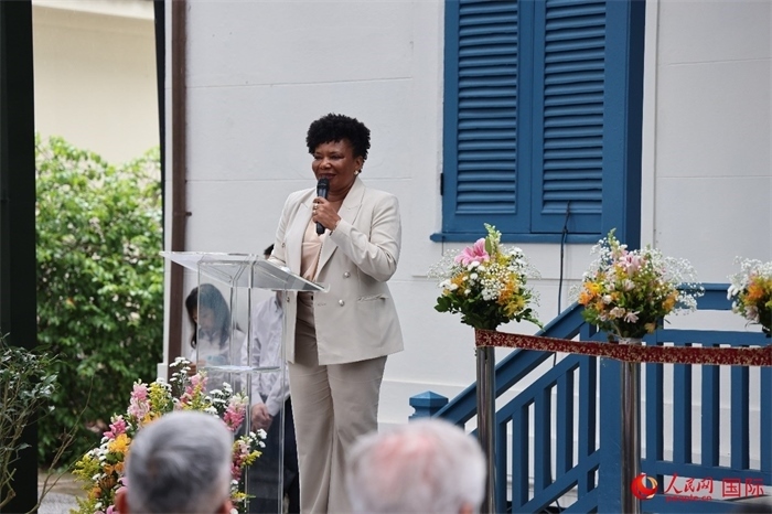 巴西文化部部長梅內(nèi)塞斯在開園儀式上發(fā)表致辭。人民網(wǎng)記者 張志文攝