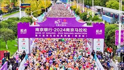 比賽選手沖出起點(diǎn)。賽事組委會(huì)供圖