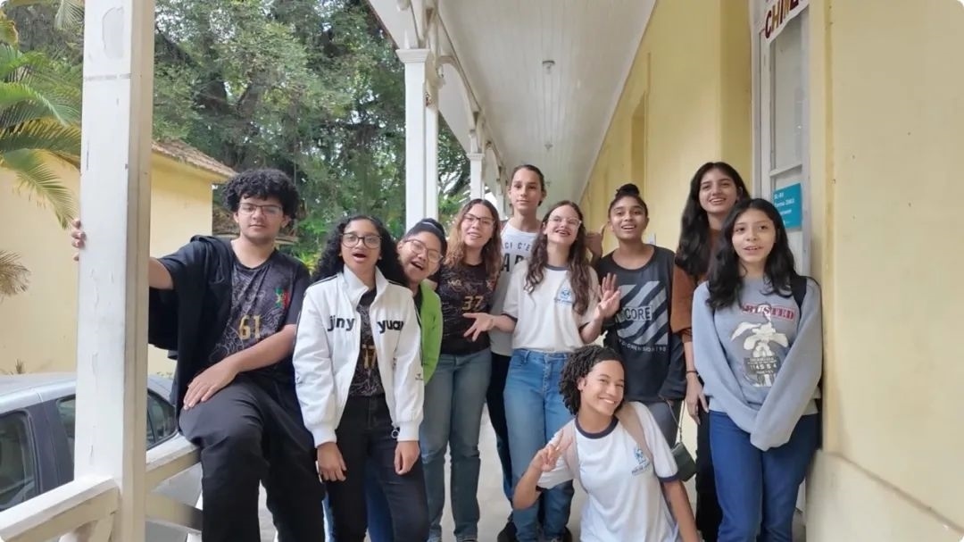 學生們用中文跟島叔問好。作者供圖