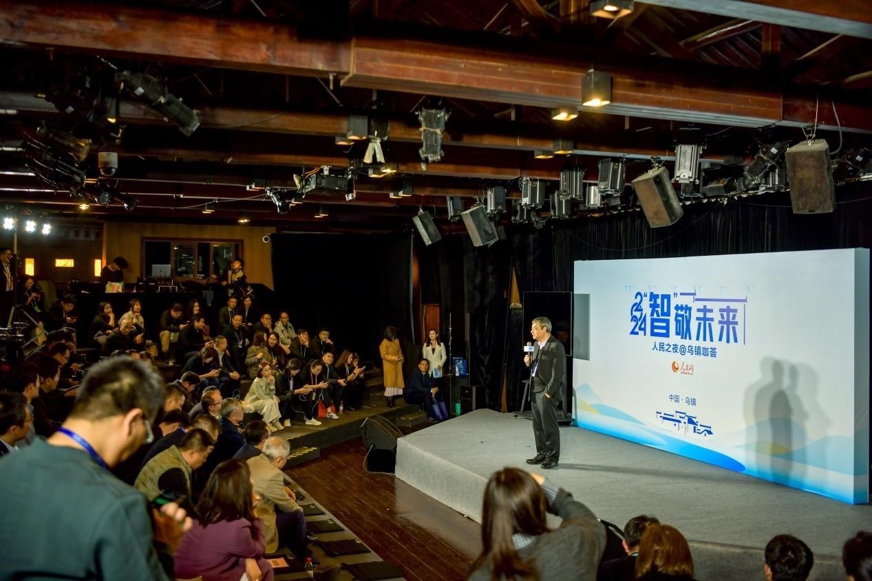 在開(kāi)場(chǎng)環(huán)節(jié)，清華大學(xué)人工智能研究院常務(wù)副院長(zhǎng)、教授孫茂松發(fā)言分享。人民網(wǎng)記者 任峰濤攝