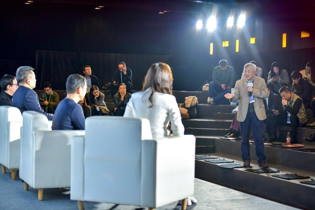 陳長(zhǎng)汶教授與對(duì)話(huà)嘉賓現(xiàn)場(chǎng)互動(dòng)。人民網(wǎng)記者 任峰濤攝