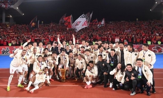 11月23日，上海海港隊(duì)成員在頒獎(jiǎng)儀式后與球迷合影。新華社記者 黃宗治 攝