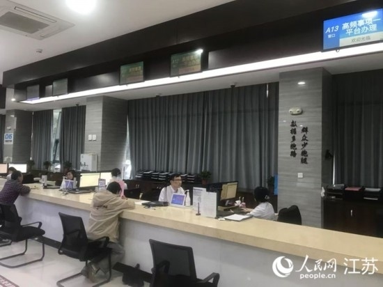 像這樣的“高頻事項(xiàng)一平臺(tái)”辦理專窗，正在江蘇各地基層便民服務(wù)中心鋪開(kāi)。人民網(wǎng) 俞楊攝