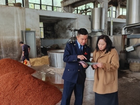 鎮(zhèn)遠縣稅務(wù)局在酒企宣傳調(diào)研。黔東南州稅務(wù)局供圖