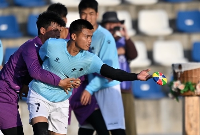 11月28日，花炮半決賽，廣西隊(duì)與海南隊(duì)展開激烈角逐。新華社記者 郭程攝