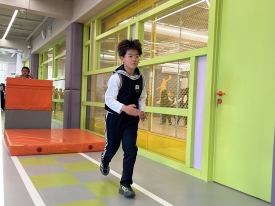 學(xué)生在南樓二層的體能教師訓(xùn)練。人民網(wǎng)記者孫競 攝