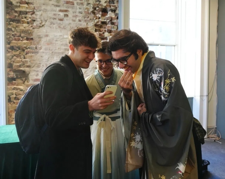 英國(guó)學(xué)生感受漢服魅力。吳若鳴攝