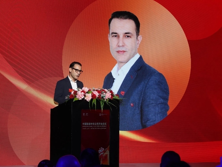 阿聯(lián)酋電信公司國際漫游與物聯(lián)網(wǎng)業(yè)務(wù)負(fù)責(zé)人賈瓦德·本塔賈爾致辭。中國聯(lián)通中東公司供圖