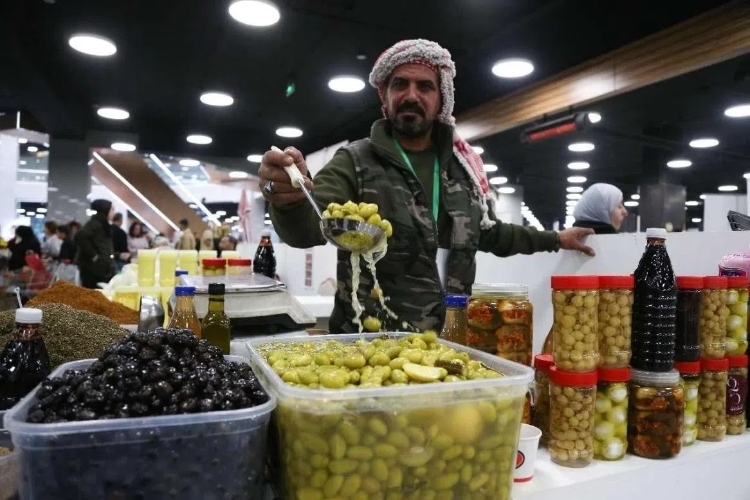 一位展商展示腌橄欖。納達爾·達烏德攝