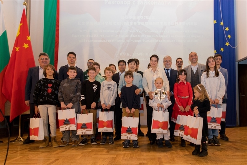 為保加利亞青少年頒發(fā)獎(jiǎng)品。中國(guó)駐保加利亞大使館供圖