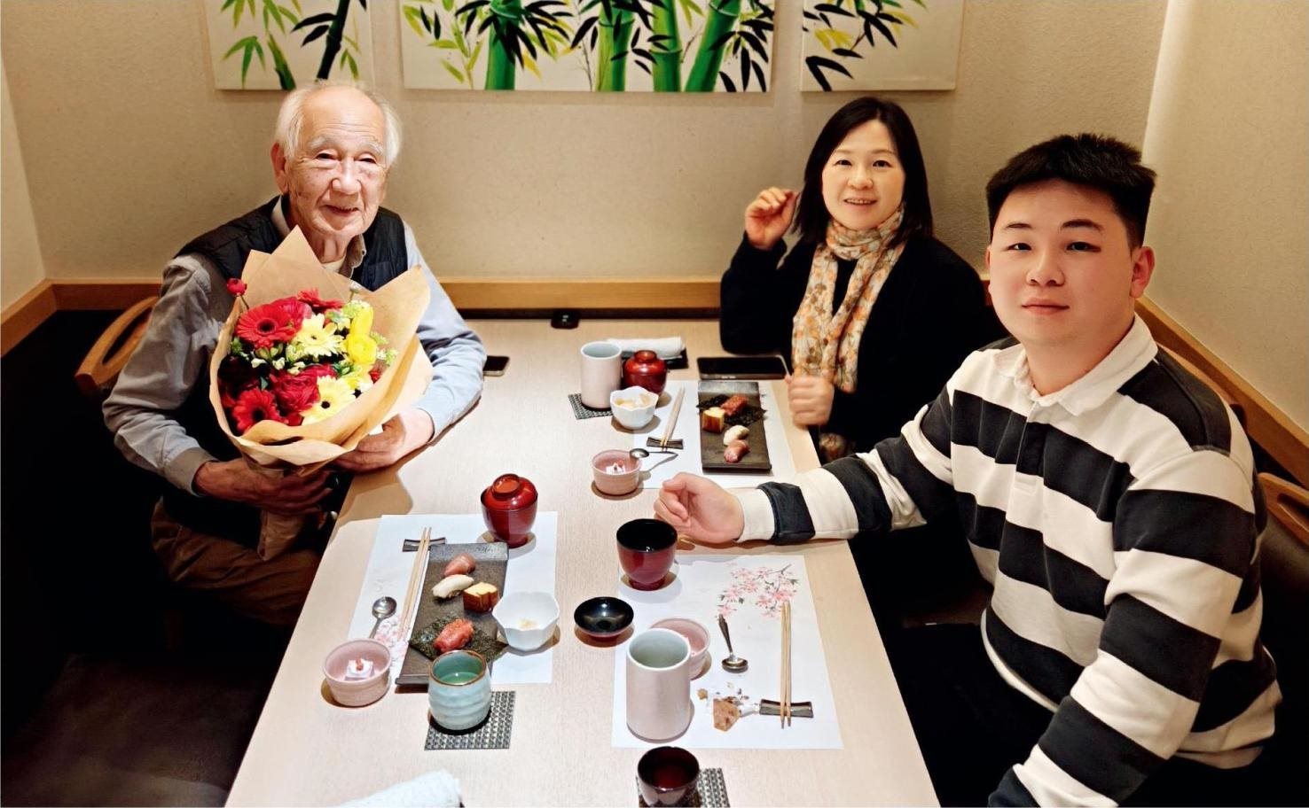 佐佐木俊一與彭林（中）、彭俊霖（右）在一起。