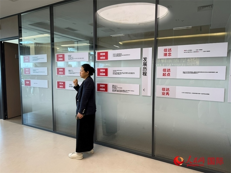 魏天慧律師在介紹廣東信達律師事務所。人民網 宋歌攝